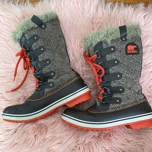 SOREL faux fur brown and orange waterproof winter boots size 9